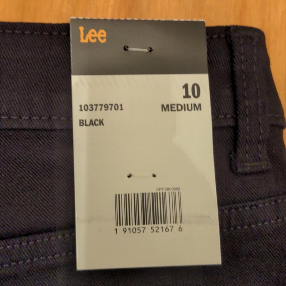 NWT Lee Black Mid-Rise Relaxed Fit Women's Shorts, Size 10 - Picture 3 of 9